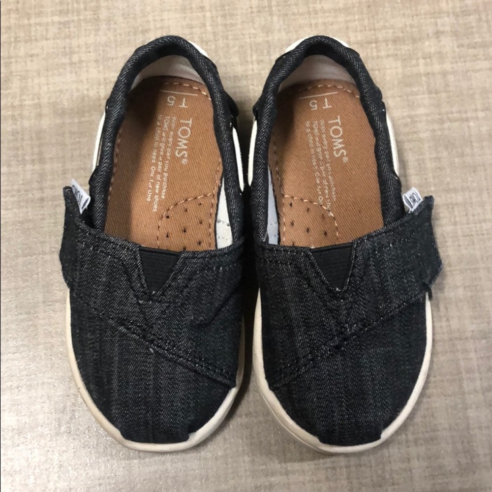 Toms toddler 5 black jean shoes very comfortable